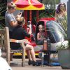 Hilary Duff et son fils Luca passent l'après-midi au Beverly Glen Market le 26 juin 2015. 