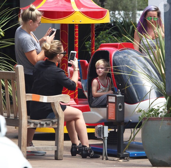 Hilary Duff et son fils Luca passent l'après-midi au Beverly Glen Market le 26 juin 2015. 