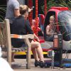 Hilary Duff et son fils Luca passent l'après-midi au Beverly Glen Market le 26 juin 2015.