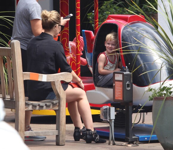 Hilary Duff et son fils Luca passent l'après-midi au Beverly Glen Market le 26 juin 2015.