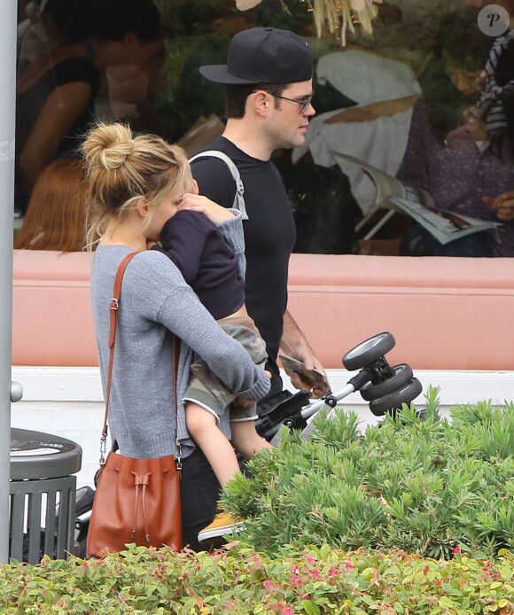 Hilary Duff et Mike Comrie sortent déjeuner à Los Angeles avec leur fils Luca chez Il Pastaio le 13 juin 2015.  