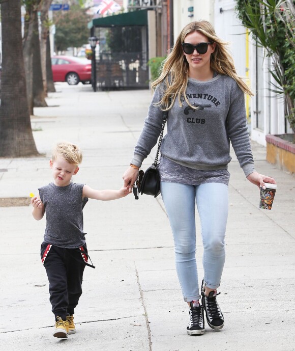 Hilary Duff et son fils Luca dans les rues de Los Angeles le 12 juin 2015 