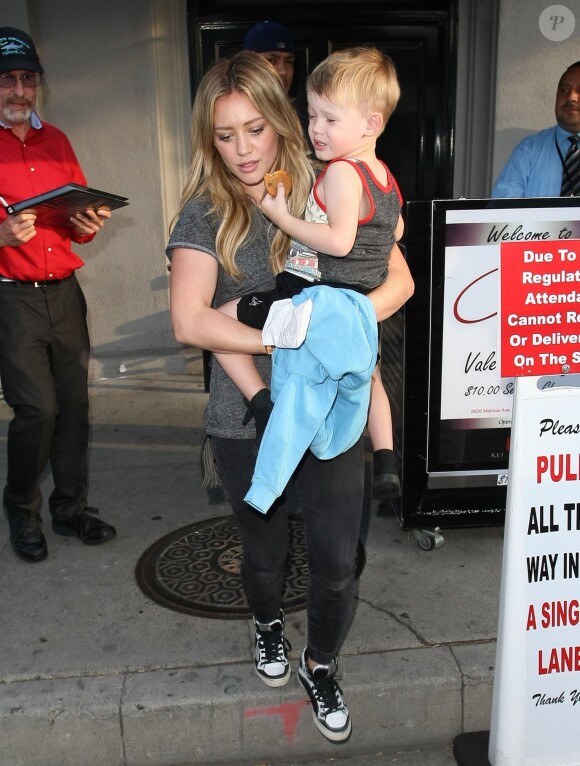 Hilary Duff, son mari Mike Comrie et leur fils Luca sont allés dîner au restaurant Craig à West Hollywood. Le 10 juin 2015 