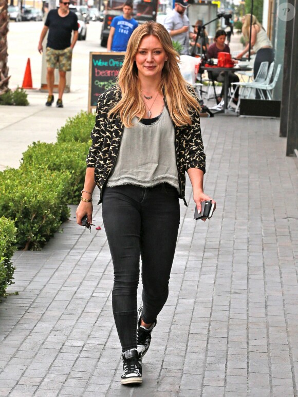 Hilary Duff se promène dans les rues de West Hollywood, le 10 juin 2015.  