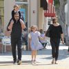 Ben Affleck, sa femme Jennifer Garner et leurs filles Seraphina et Violet vont déguster une glace en famille, à Santa Monica, malgré les rumeurs de séparation du couple, le 28 mai 2015.