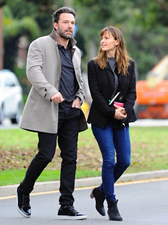 Ben Affleck et sa femme Jennifer Garner, complices dans les rues de Brentwood, le 11 décembre 2014.