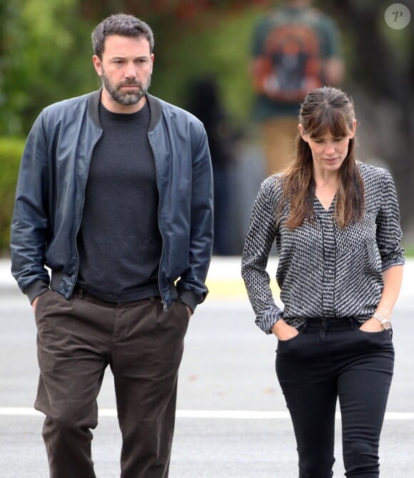 Ben Affleck et sa femme Jennifer Garner marchent ensemble dans la rue à Brentwood, le 24 avril 2015.