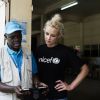 Elodie Gossuin à Dakar, au Sénégal, lors de son voyage humanitaire pour l'opération Objectif 100 de l'Unicef, en juin 2015.