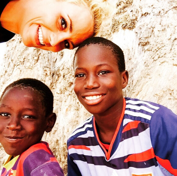 La belle Elodie Gossuin est à Dakar au Sénégal, le mercredi 24 juin, aux côtés des bénévoles de l'Unicef pour une vaste campagne de vaccination des jeunes enfants.