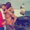 Calvin Harris porte Taylor Swift sur son dos en vacances (photo postée le 4 juillet 2015.3