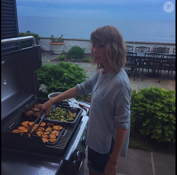 Calvin Harris prend en photo Taylor Swift cuisinant (photo postée le 3 juillet 2015).