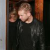 Taylor Swift et le DJ Calvin Harris confirment leur relation amoureuse en sortant main dans la main du club Troubadour à West Hollywood le 2 avril 2015.
