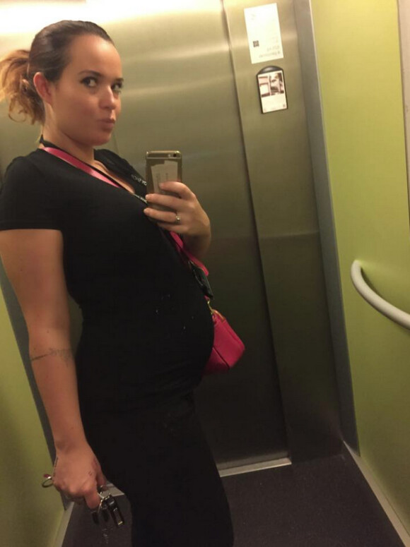 Kelly des Ch'tis, enceinte, elle se dévoile sur facebook. Juillet 2015.