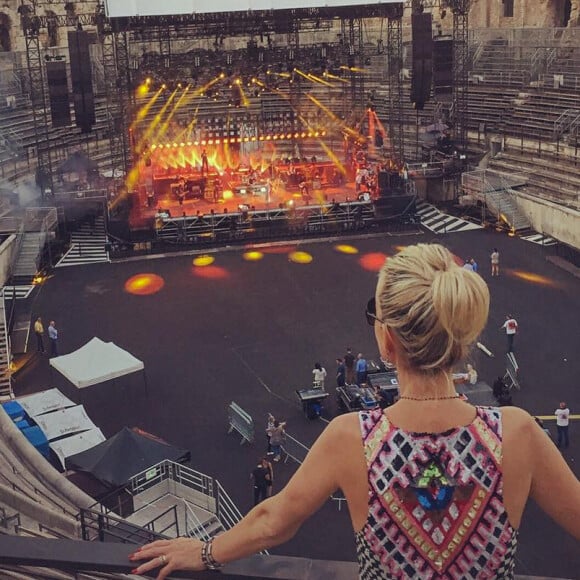 Laeticia Hallyday assiste aux dernières répétitions de Johnny dans les arène de Nîmes, le 1er juillet 2015.