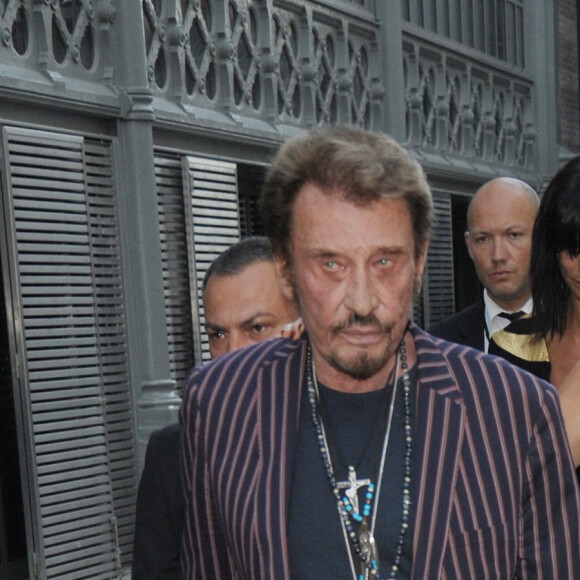 Johnny Hallyday et sa femme Laeticia Hallyday au défilé Saint Laurent Homme collection Printemps-Eté 2016 au Carreau du Temple lors de la Fashion Week à Paris, le 28 juin 2015.