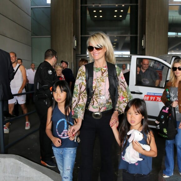 Johnny Hallyday, Laeticia, Jade, Joy et Elyette Boudou, la grand-mère de Laeticia, arrivent à l'aéroport Paris Charles de Gaulle le 26 juin 2015.