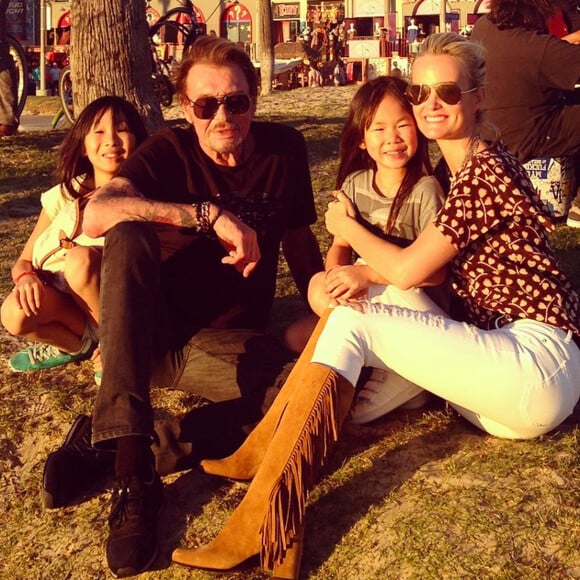 Laeticia Hallyday poste cette photo de famille à l'occasion de la fête des pères le 21 juin 2015 et rend hommage à Johnny Hallyday avec ce message : "Bonne fête des pères mon amour. Tu es unique."