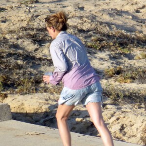 Exclusif - Julia Roberts, avec son mari Danny Moder, profite de la plage lors d'une escapade à Cabo San Lucas, le 22 juin 2015.