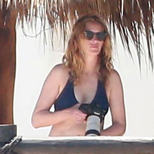 Exclusif - Julia Roberts, avec son mari Danny Moder, profite de la plage lors d'une escapade à Cabo San Lucas, le 22 juin 2015.