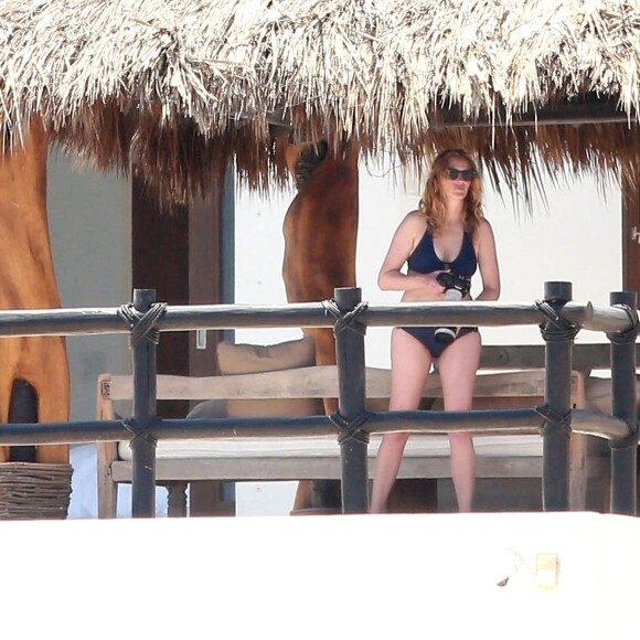 Exclusif - Julia Roberts, avec son mari Danny Moder, profite de la plage lors d'une escapade à Cabo San Lucas, le 22 juin 2015.