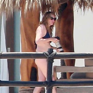 Exclusif - Julia Roberts, avec son mari Danny Moder, profite de la plage lors d'une escapade à Cabo San Lucas, le 22 juin 2015.