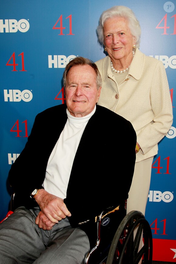 George H.W. Bush et Barbara Bush à la première d'un documentaire sur lui produit par Jerry Weintraub. Le 14 juin 2012 à New York.