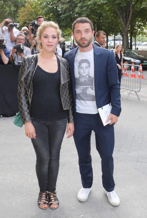 Alysson Paradis (enceinte) et son compagnon Guillaume Gouix arrivent au Grand Palais pour le défilé Chanel (collection haute couture automne-hiver 2015-2016). Paris, le 7 juillet 2015.