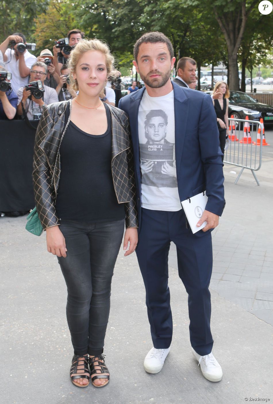 Alysson Paradis (enceinte) et son compagnon Guillaume Gouix arrivent au Grand Palais pour le défilé Chanel (collection haute couture automne-hiver 2015-2016). Paris, le 7 juillet 2015.