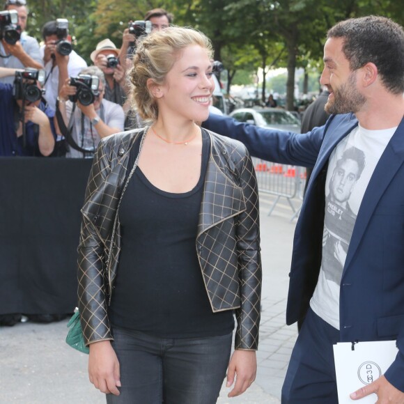 Alysson Paradis (enceinte) et son compagnon Guillaume Gouix arrivent au Grand Palais pour le défilé Chanel (collection haute couture automne-hiver 2015-2016). Paris, le 7 juillet 2015.
