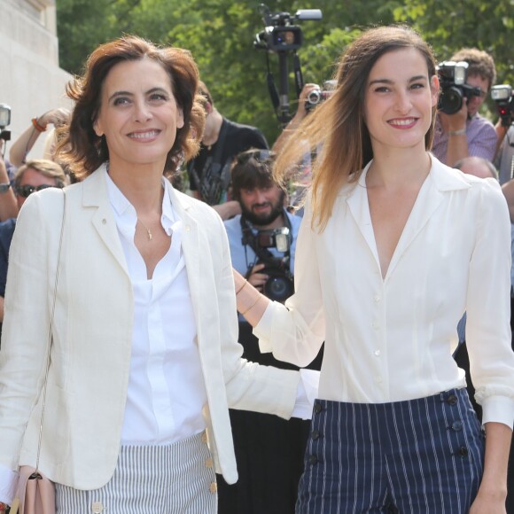 Matinée mode pour Inès de la Fressange et sa fille Nine d'Urso, présentes au Grand Palais pour le défilé Chanel (collection haute couture automne-hiver 2015-2016). Paris, le 7 juillet 2015.