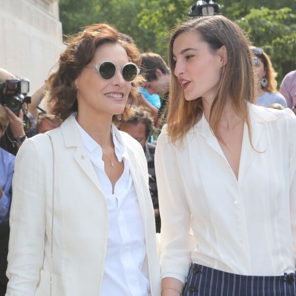 Inès de la Fressange et sa fille Nine d'Urso arrivent au Grand Palais pour le défilé Chanel (collection haute couture automne-hiver 2015-2016). Paris, le 7 juillet 2015.