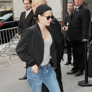 Kristen Stewart arrive au Grand Palais pour le défilé Chanel (collection haute couture automne-hiver 2015-2016). Paris, le 7 juillet 2015.