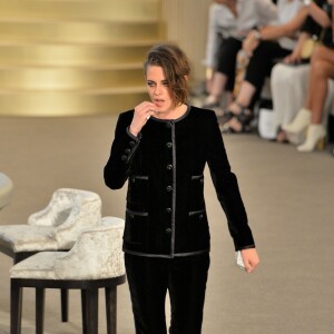 Kristen Stewart participe au défilé Chanel (collection haute couture automne-hiver 2015-2016) au Grand Palais. Paris, le 7 juillet 2015.