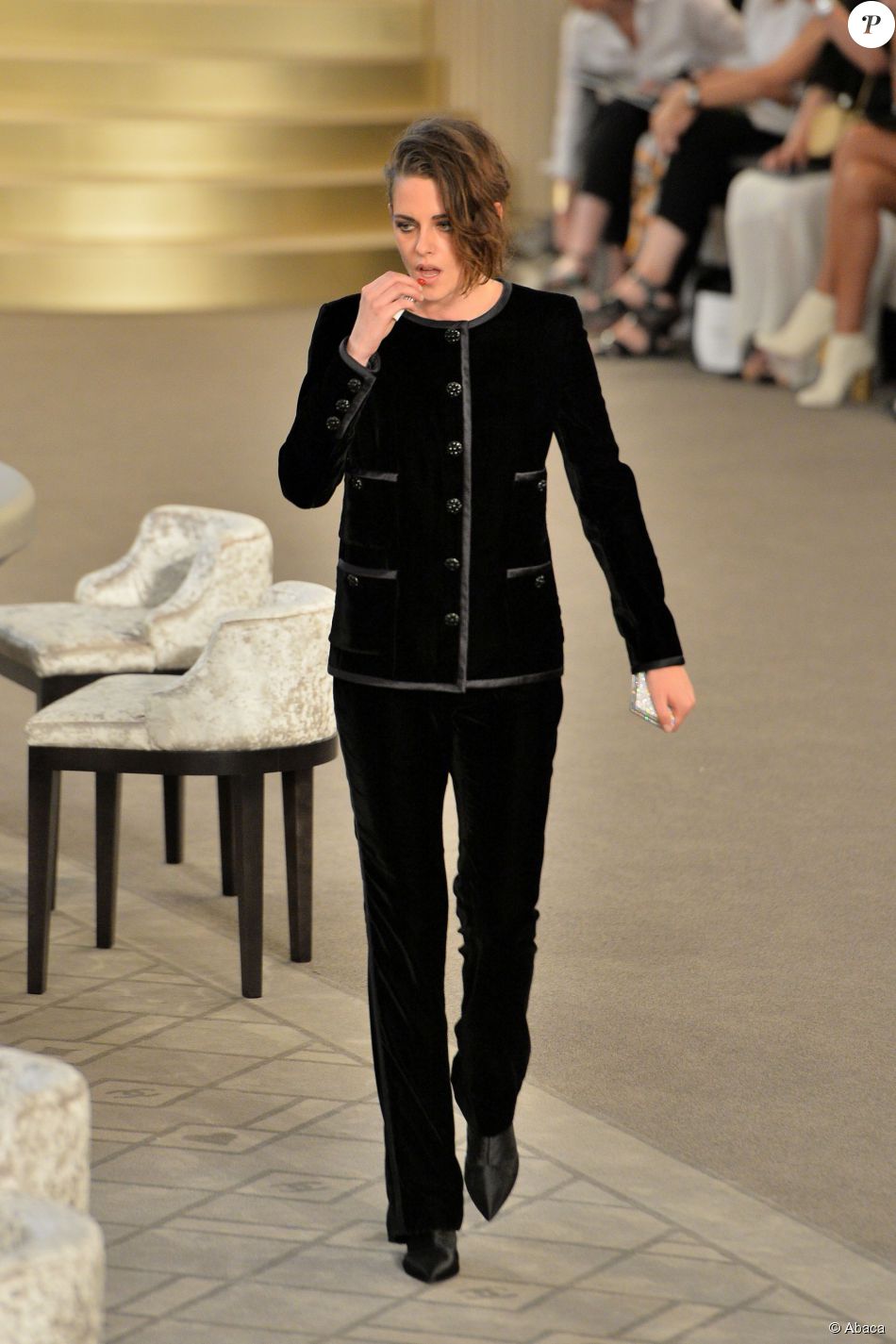 Kristen Stewart participe au défilé Chanel (collection haute couture automne-hiver 2015-2016) au Grand Palais. Paris, le 7 juillet 2015.