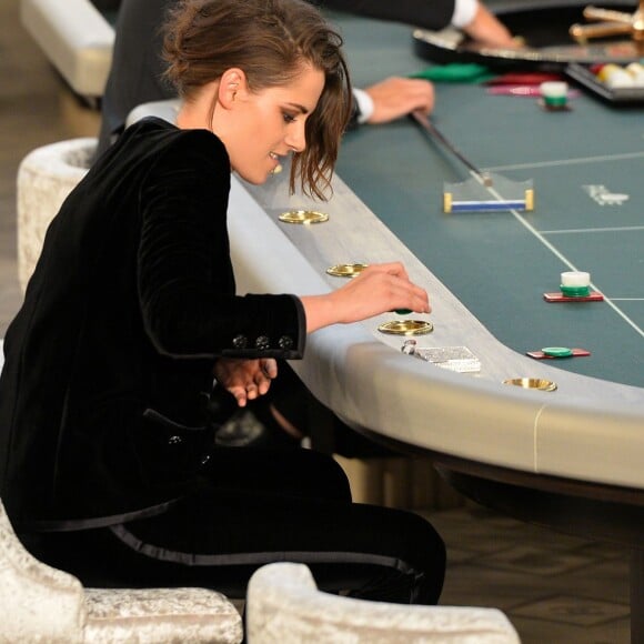 Kristen Stewart participe au défilé Chanel (collection haute couture automne-hiver 2015-2016) au Grand Palais. Paris, le 7 juillet 2015.