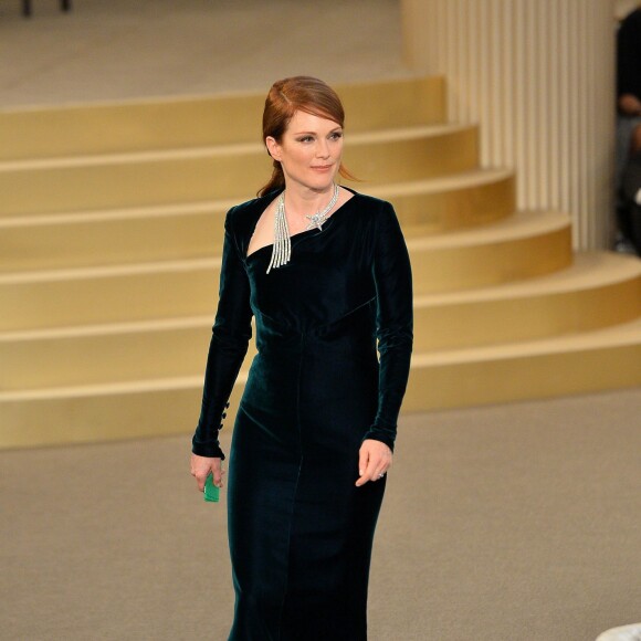 Julianne Moore participe au défilé Chanel (collection haute couture automne-hiver 2015-2016) au Grand Palais. Paris, le 7 juillet 2015.