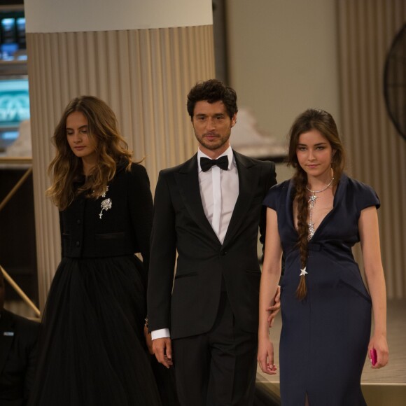 Jérémie Elkaïm et Tugba Sunguroglu participent au défilé Chanel (collection haute couture automne-hiver 2015-2016) au Grand Palais. Paris, le 7 juillet 2015.