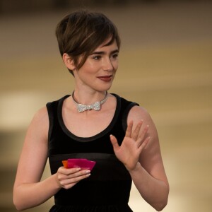 Lily Collins participe au défilé Chanel (collection haute couture automne-hiver 2015-2016) au Grand Palais. Paris, le 7 juillet 2015.