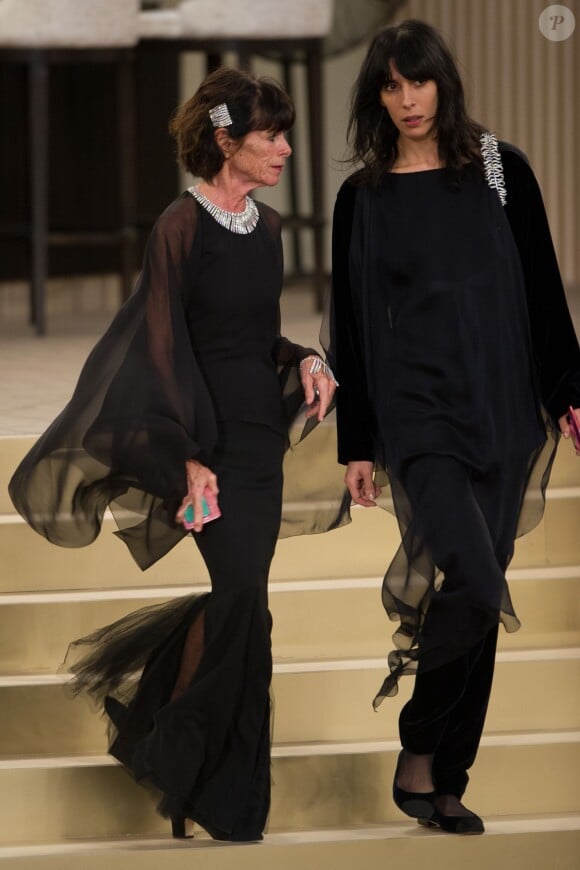 Geraldine Chaplin et Jamie Bochert participent au défilé Chanel (collection haute couture automne-hiver 2015-2016) au Grand Palais. Paris, le 7 juillet 2015.