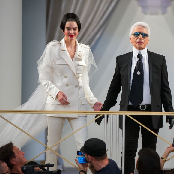 Kendall Jenner et Karl Lagerfeld lors du final du défilé Chanel (collection haute couture automne-hiver 2015-2016) au Grand Palais. Paris, le 7 juillet 2015.