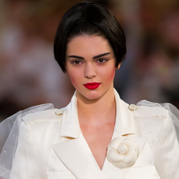 Kendall jenner défile pour Chanel (collection haute couture automne-hiver 2015-2016) au Grand Palais. Paris, le 7 juillet 2015.