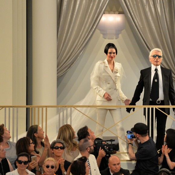 Kendall Jenner et Karl Lagerfeld lors du final du défilé Chanel (collection haute couture automne-hiver 2015-2016) au Grand Palais. Paris, le 7 juillet 2015.