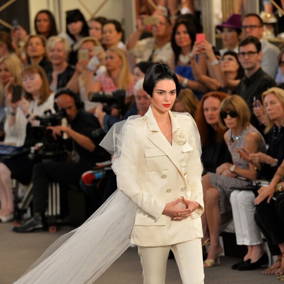 Kendall jenner défile pour Chanel (collection haute couture automne-hiver 2015-2016) au Grand Palais. Paris, le 7 juillet 2015.