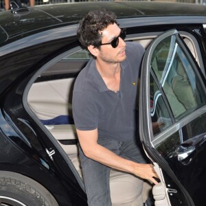 Jérémie Elkaïm arrive au Grand Palais pour le défilé Chanel (collection haute couture automne-hiver 2015-2016). Paris, le 7 juillet 2015.