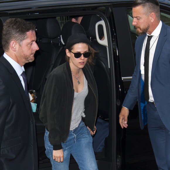 Kristen Stewart arrive au Grand Palais pour le défilé Chanel (collection haute couture automne-hiver 2015-2016). Paris, le 7 juillet 2015.