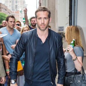 Ryan Reynolds quitte le HuffPost Live à New York le 6 juillet 2015.