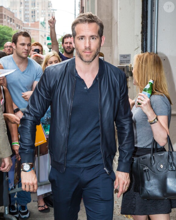 Ryan Reynolds quitte le HuffPost Live à New York le 6 juillet 2015.