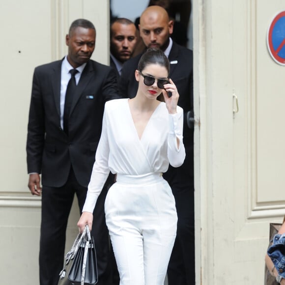 Kendall Jenner quitte le Grand Palais à l'issue du défilé Chanel haute couture (collection automne-hiver 2015-2016). Paris, le 7 juillet 2015.