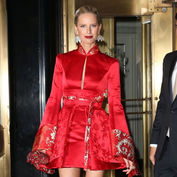 Karolina Kurkova sortant de l'hôtel pour se rendre à la soirée Costume Institute Gala 2015 au Metropolitan Museum à New York, le 4 mai 2015.