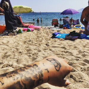 Steven (Les Anges 7) : Il retrouve la forme sur la plage à Cannes